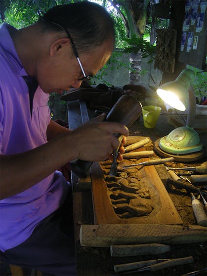 Tahi woodcarver Baan Tawai, Chiang Mai